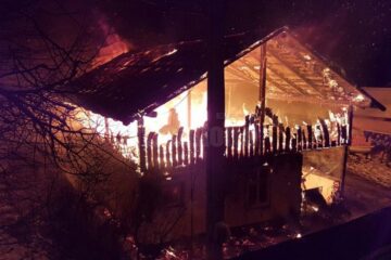 Casa familiei a fost mistuită de flăcări
