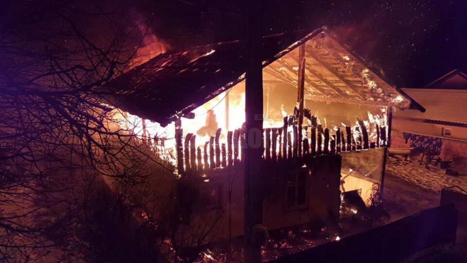 Casa familiei a fost mistuită de flăcări
