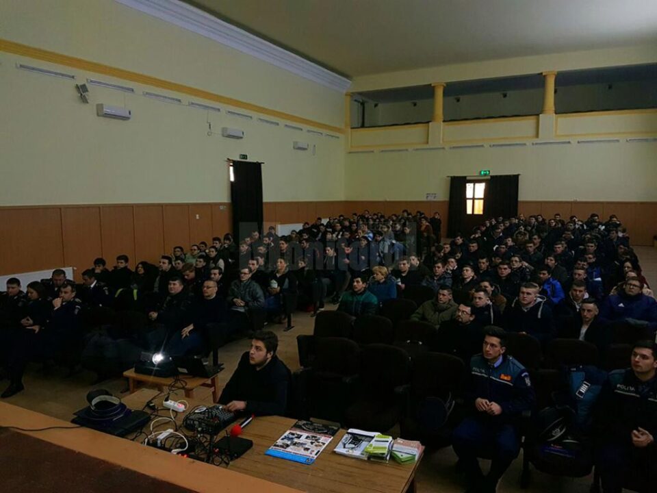 Sute de elevi de la unitățile de învățământ din ciclul gimnazial și liceal au participat la întâlniri cu polițiștii