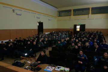 Sute de elevi de la unitățile de învățământ din ciclul gimnazial și liceal au participat la întâlniri cu polițiștii