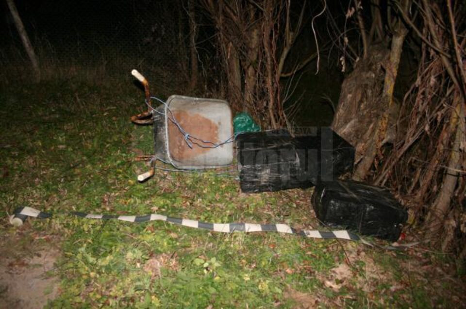 Luni seară, lucrătorii de la graniță au descoperit un transport ilegal de țigări care se făcea cu o roabă