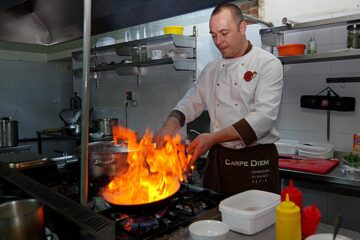 Concurenții de la „Chefi la cuțite” gătesc pentru suceveni, la restaurantul Centru Vechi