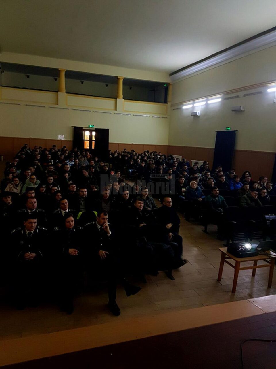 Pericolul de pe rețelele de socializare, expus de polițiști elevilor din Siret
