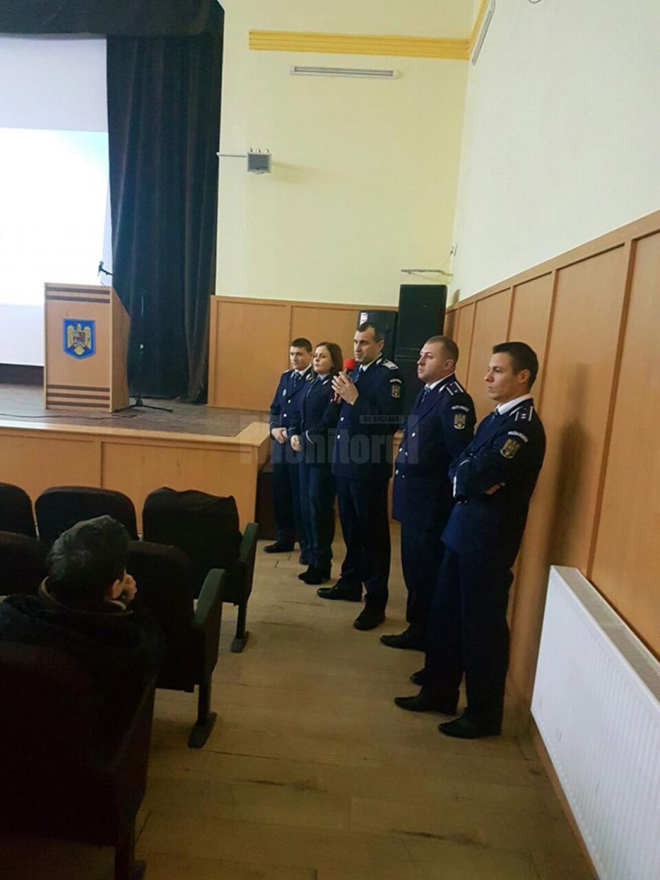 Pericolul de pe rețelele de socializare, expus de polițiști elevilor din Siret