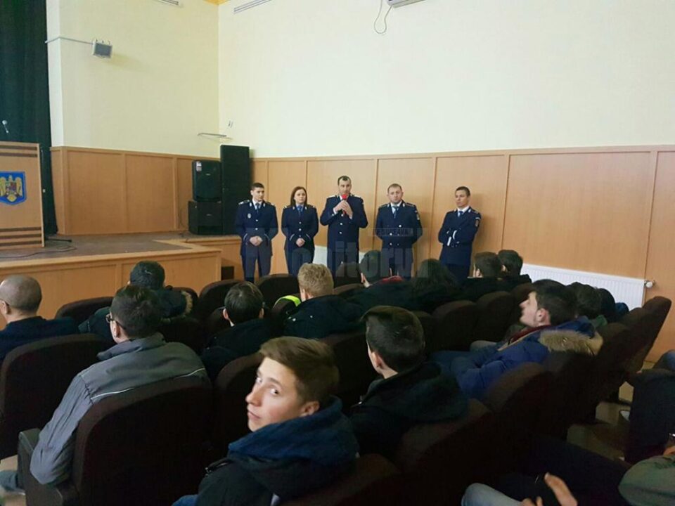 Pericolul de pe rețelele de socializare, expus de polițiști elevilor din Siret