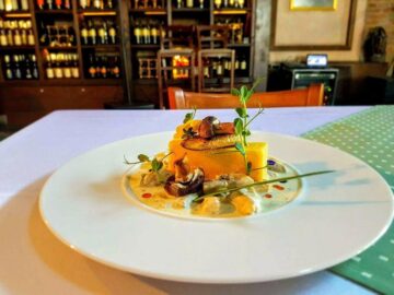 Concurenții de la „Chefi la cuțite” gătesc pentru suceveni, la restaurantul Centru Vechi