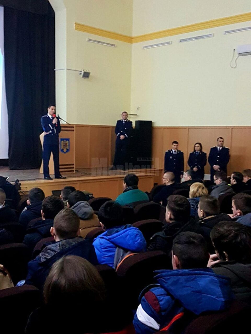 Pericolul de pe rețelele de socializare, expus de polițiști elevilor din Siret