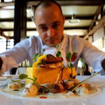 Concurenții de la „Chefi la cuțite” gătesc pentru suceveni, la restaurantul Centru Vechi