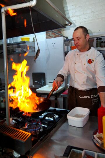 Concurenții de la „Chefi la cuțite” gătesc pentru suceveni, la restaurantul Centru Vechi