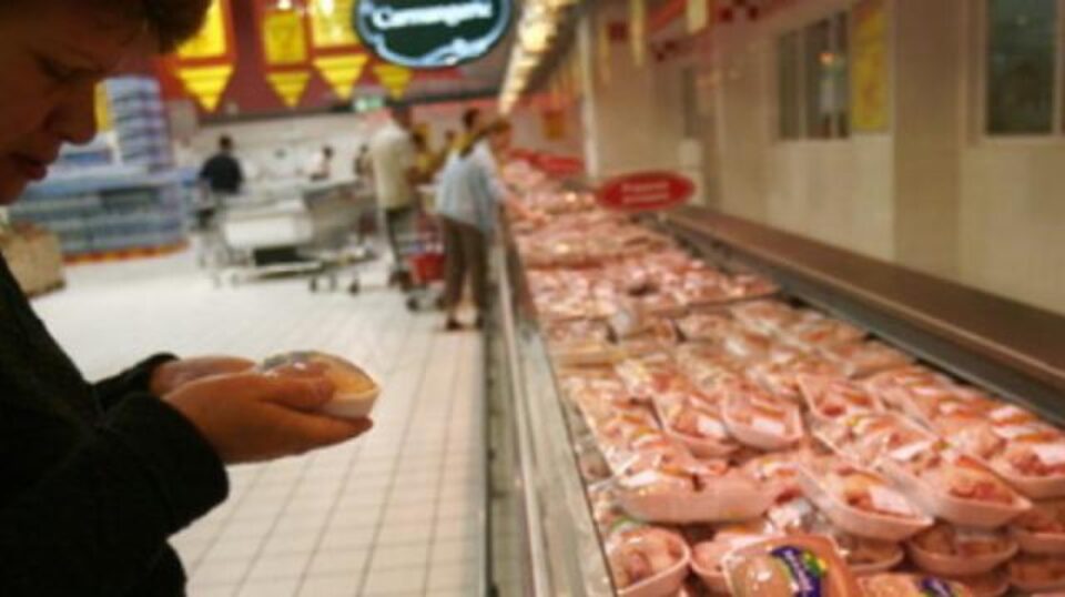 Tone de carne cu salmonela au fost comercializate pe piața din Suceava
