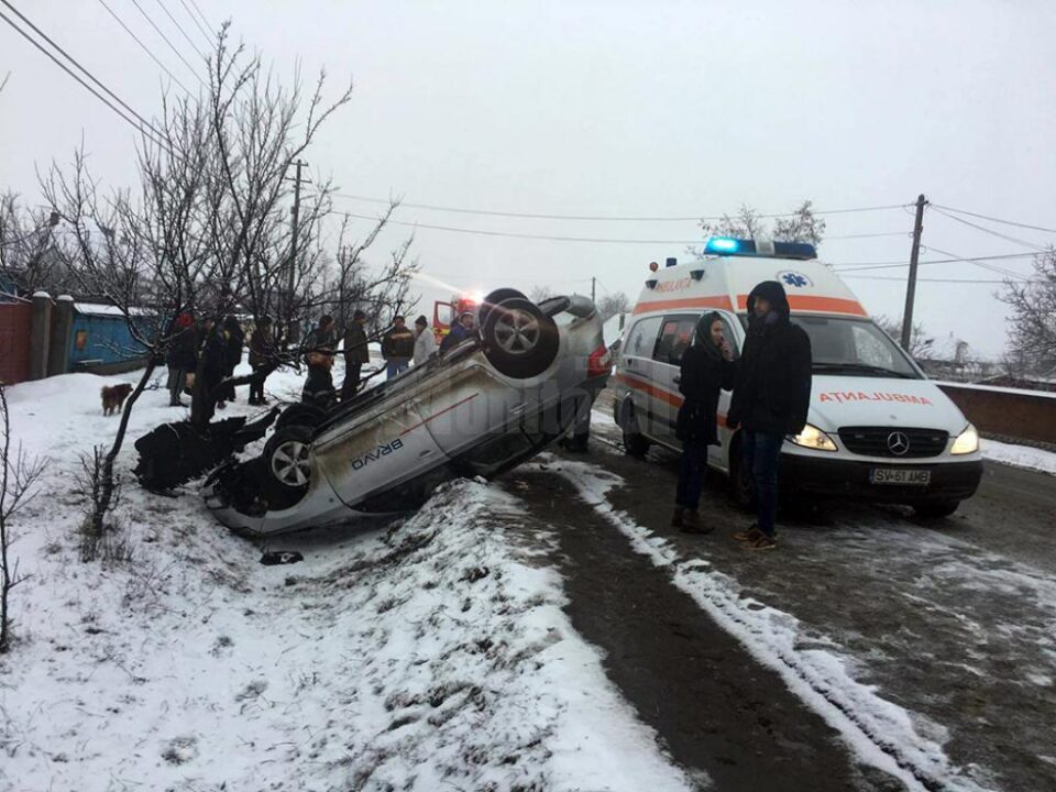 În urma impactului, autoturismul Skoda a lovit un cap de pod și s-a răsturnat la marginea drumului În urma impactului, autoturismul Skoda a lovit un cap de pod și s-a răsturnat la marginea drumului