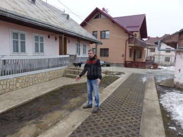 Casa bătrânească, paravan pentru locuința nouă a familiei Simian