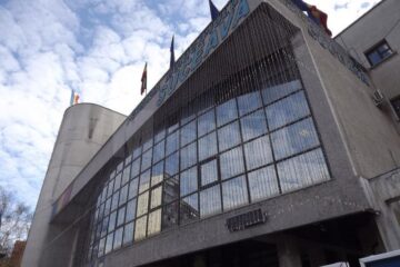 De săptămâna aceasta au început să fie montate ornamente luminoase pe clădirea primăriei