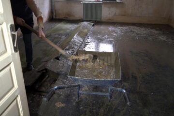 Angajații liceului au avut de strâns materiile fecale ale chiriașilor rău-platnici, ce nu au mișcat un deget să curețe mizeria, dar au făcut multe poze cu smartphone-urile