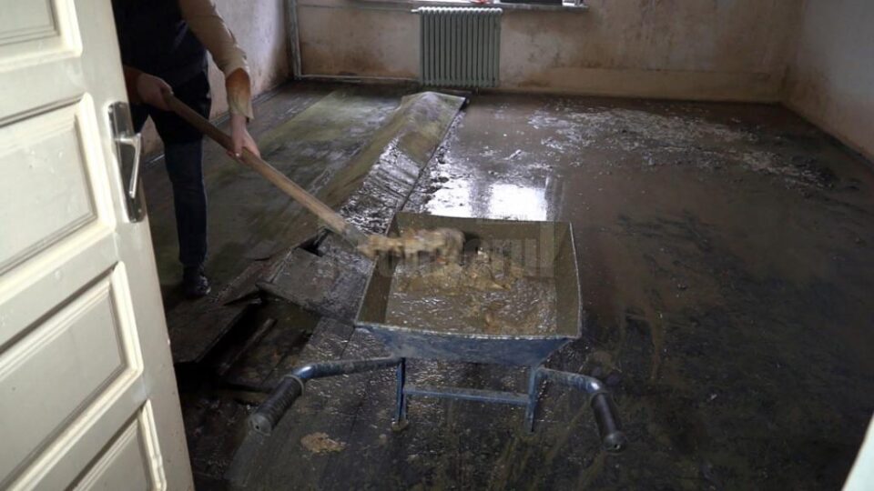 Angajații liceului au avut de strâns materiile fecale ale chiriașilor rău-platnici, ce nu au mișcat un deget să curețe mizeria, dar au făcut multe poze cu smartphone-urile