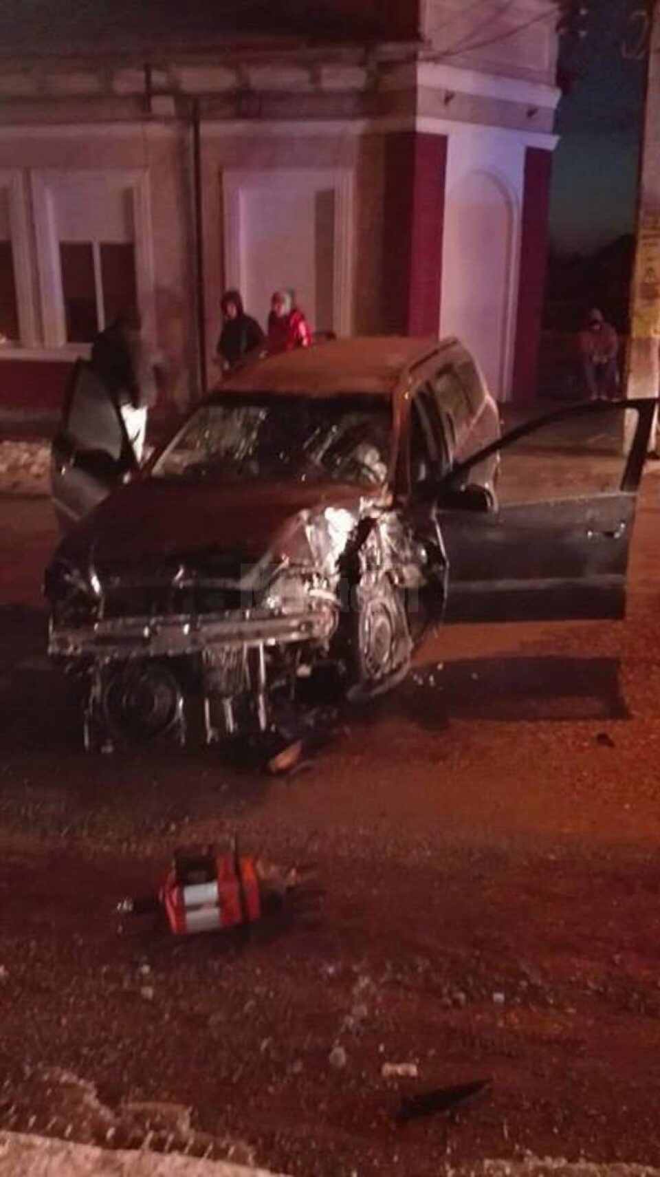 În urma impactului cu stâlpul, cei doi ocupanți ai locurilor din față au ajuns la spital