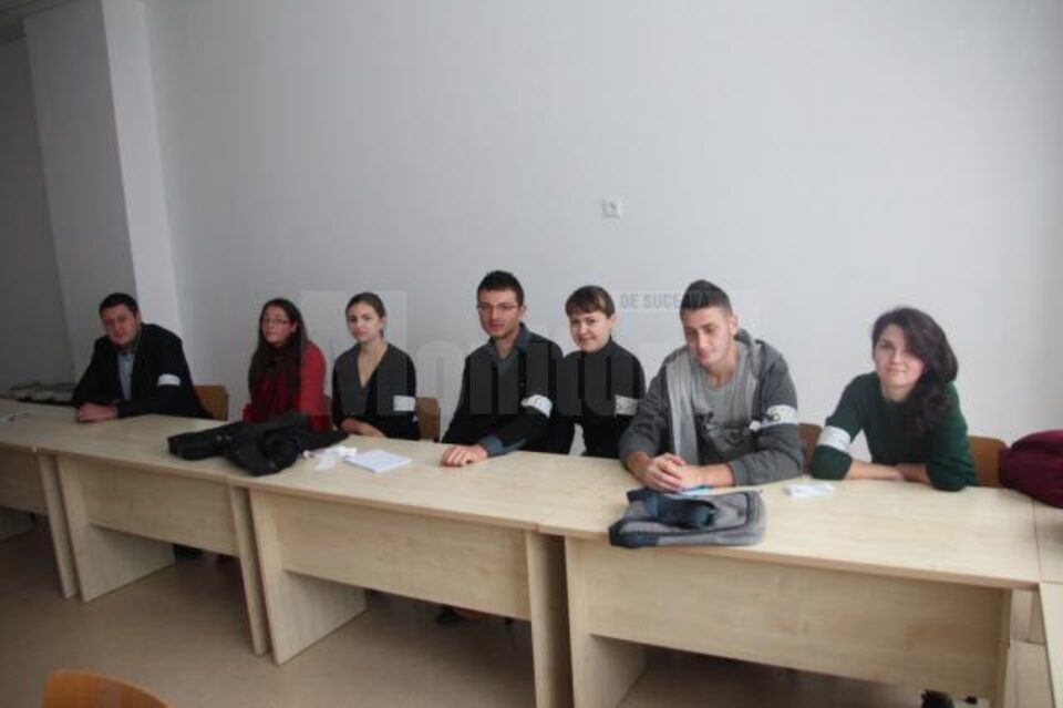 Până la orele 10.00, peste 100 de studenți suceveni purtau banderole la braț