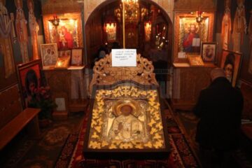 În Biserica de la Spitalul Vechi se află și Icoana Făcătoare de Minuni a Sfântului Nicolae, adusă de la Mănăstirea Neamț