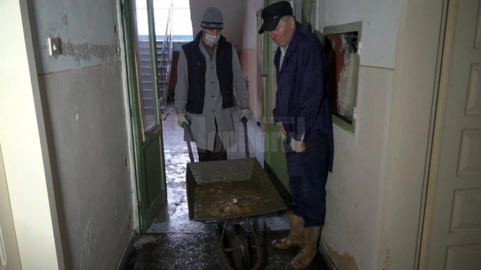 Angajații liceului au avut de strâns materiile fecale ale chiriașilor rău-platnici, ce nu au mișcat un deget să curețe mizeria, dar au făcut multe poze cu smartphone-urile