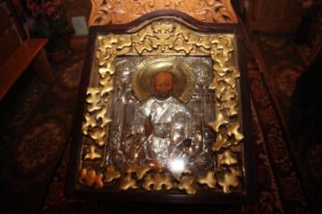 În Biserica de la Spitalul Vechi se află și Icoana Făcătoare de Minuni a Sfântului Nicolae, adusă de la Mănăstirea Neamț