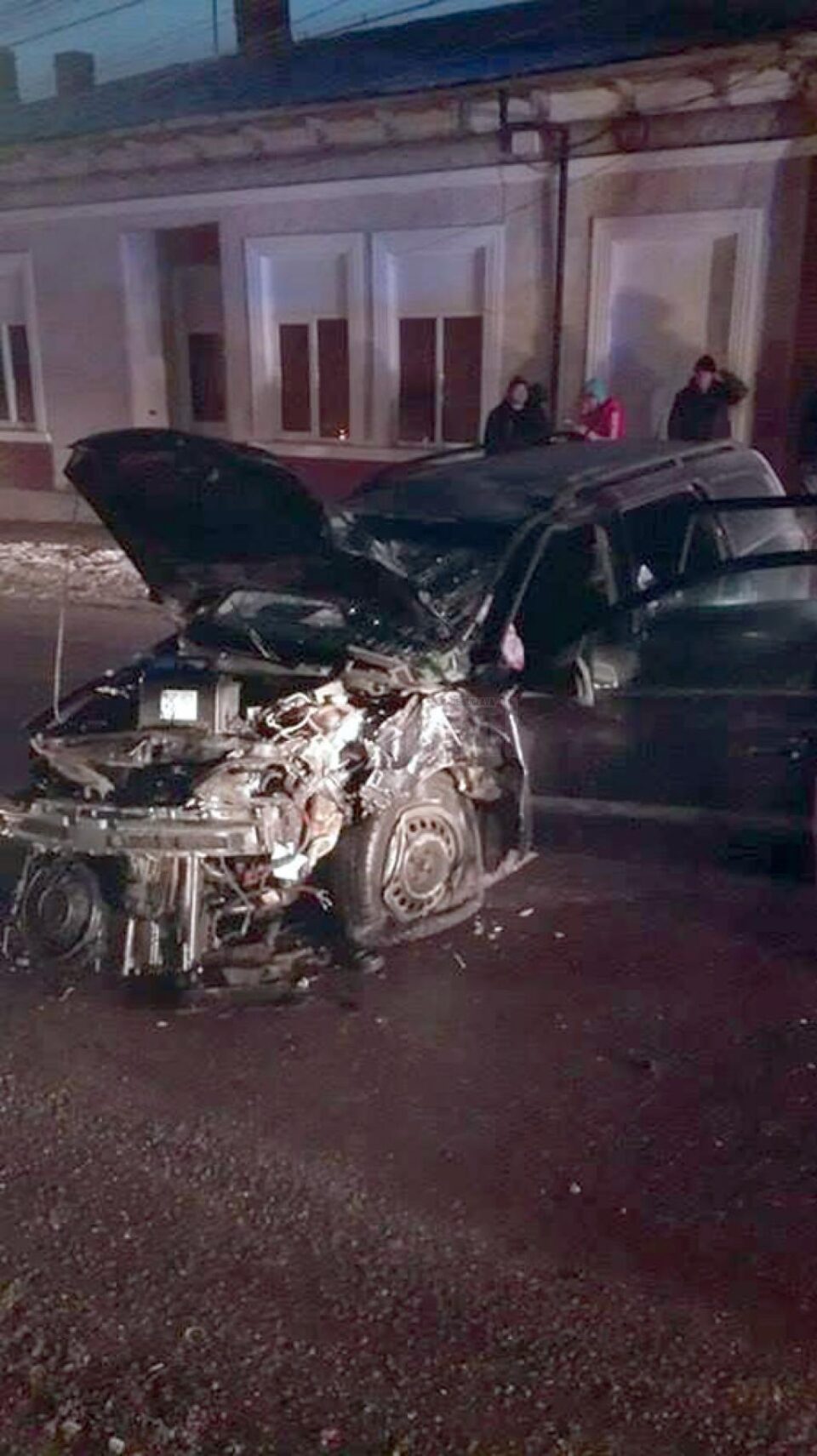 În urma impactului cu stâlpul, cei doi ocupanți ai locurilor din față au ajuns la spital În urma impactului cu stâlpul, cei doi ocupanți ai locurilor din față au ajuns la spital