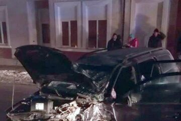 În urma impactului cu stâlpul, cei doi ocupanți ai locurilor din față au ajuns la spital