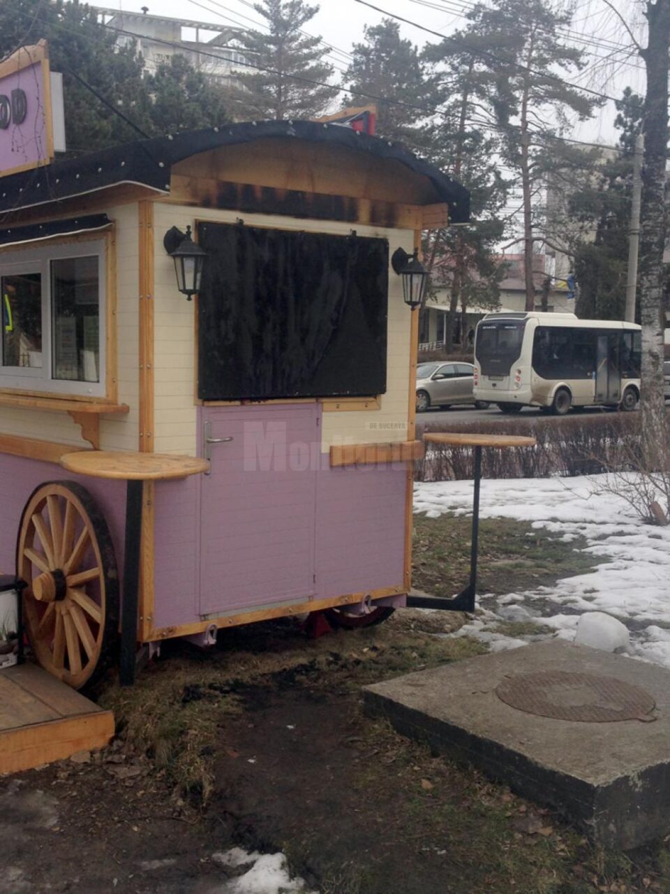 Flăcările au pornit din zona oblonului unui geam lateral al rulotei, însă a fost stins la timp de un trecător Flăcările au pornit din zona oblonului unui geam lateral al rulotei, însă a fost stins la timp de un trecător