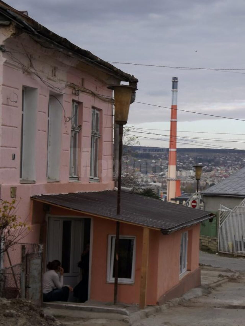 Peisajul urbanistic al Sucevei s-a îmbogățit cu un nou tip de construcție - casă construită pe trotuar, în jurul stâlpului de iluminat