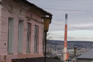 Peisajul urbanistic al Sucevei s-a îmbogățit cu un nou tip de construcție - casă construită pe trotuar, în jurul stâlpului de iluminat