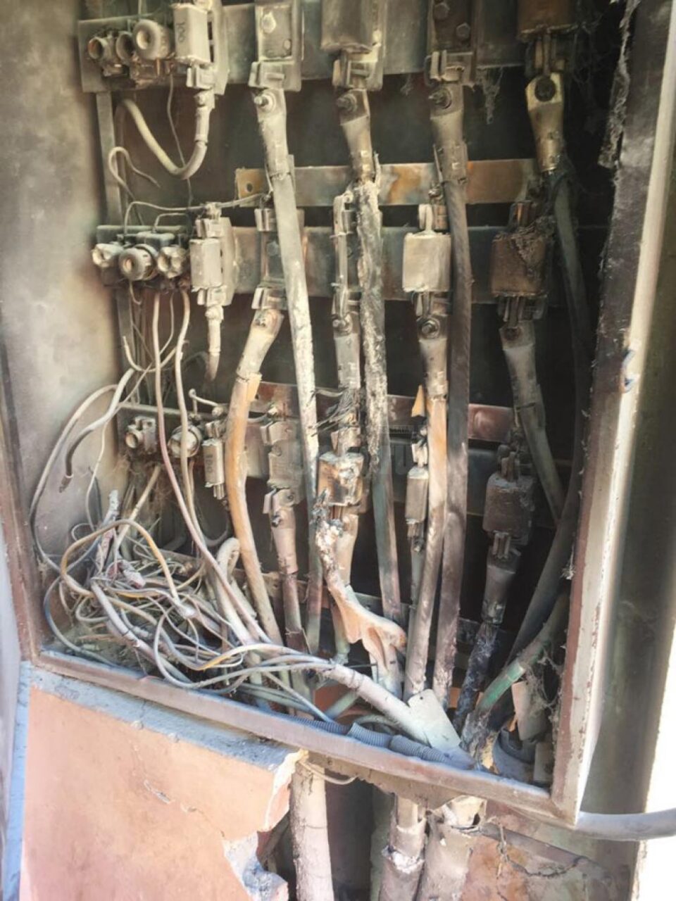 Incendiu la tabloul electric din casa scării unui bloc din Fălticeni