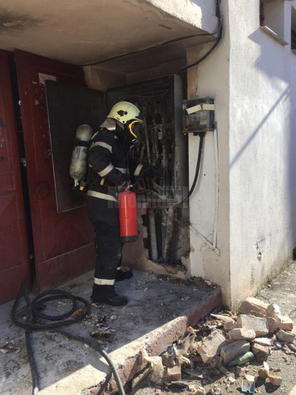 Incendiu la tabloul electric din casa scării unui bloc din Fălticeni