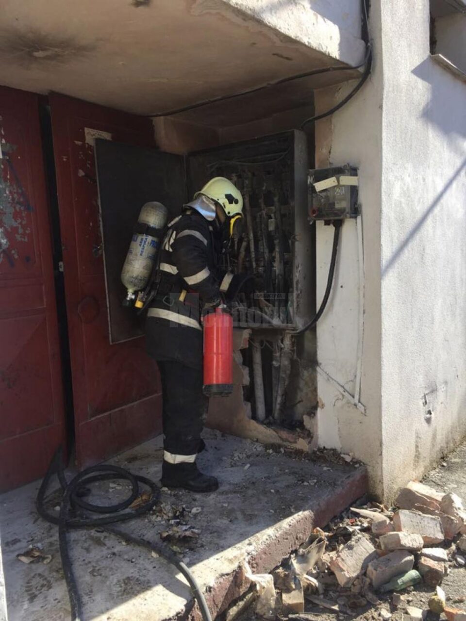 Incendiu la tabloul electric din casa scării unui bloc din Fălticeni