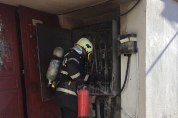 Incendiu la tabloul electric din casa scării unui bloc din Fălticeni