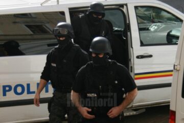 Percheziții într-un dosar privind clonarea de carduri bancare