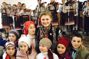 Andra Matei în mijlocul copiilor de la Bogdănești