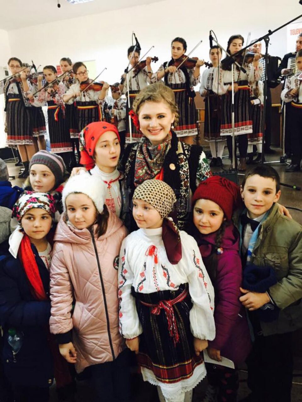 Andra Matei în mijlocul copiilor de la Bogdănești