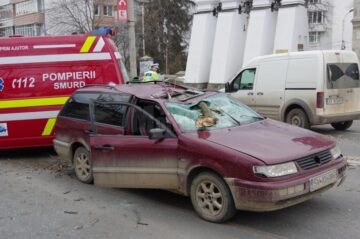 Copac din Parcul Central, căzut peste o mașină din trafic