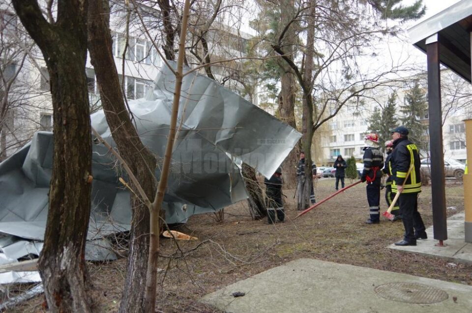 Acoperișuri smulse pe strada Alexandru cel Bun