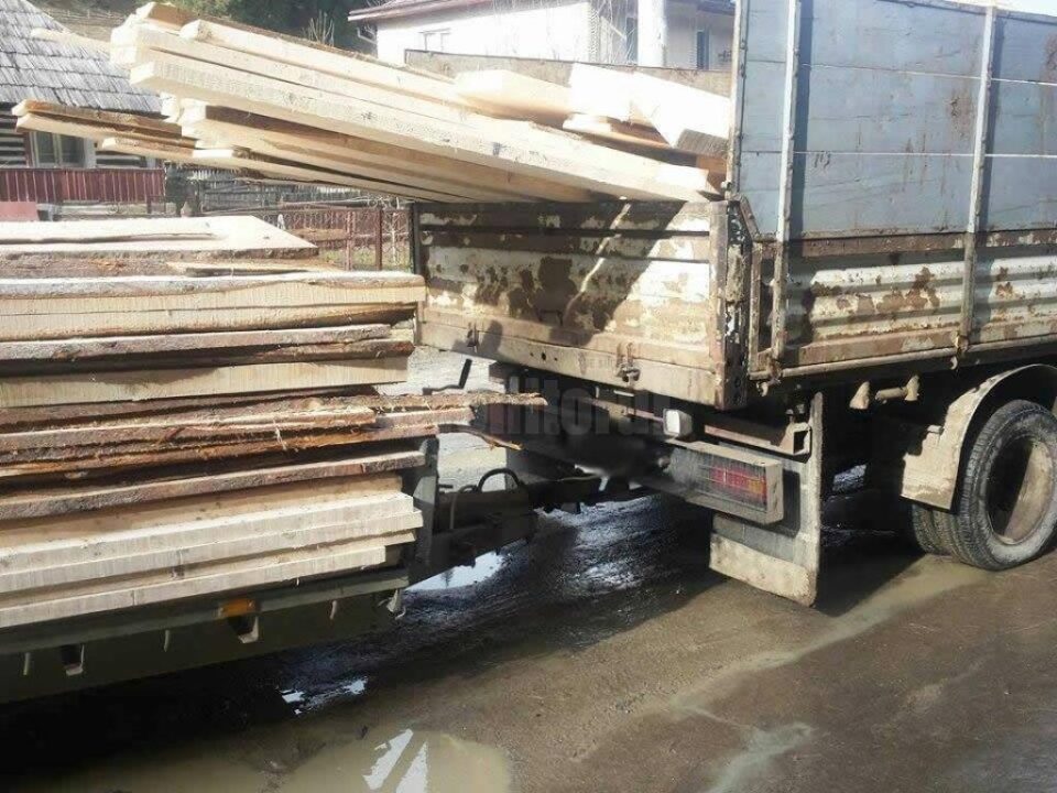 Material lemnos fără acte, depistat în trafic de un echipaj de jandarmi