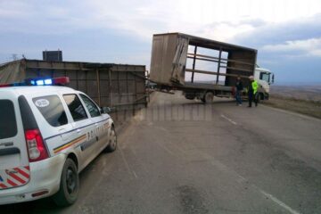 O rafală de vânt a răsturnat remorca unui camion pe E 85