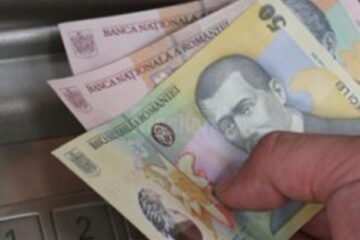 Femeie trimisă în judecată după ce a furat banii de pe un cardul unei colege Foto Mediafax