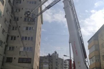 Bucăți din fațadelor unor blocuri turn din Obcini, desprinse de vijelie