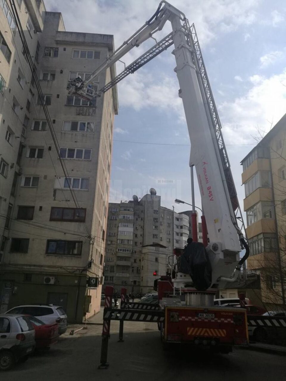 Bucăți din fațadelor unor blocuri turn din Obcini, desprinse de vijelie