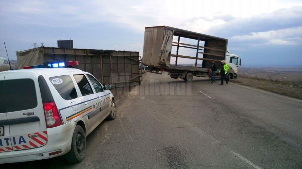 O rafală de vânt a răsturnat remorca unui camion pe E 85