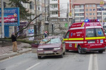 Copac din Parcul Central, căzut peste o mașină din trafic