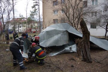 Pompierii au dezafectat zona în care s-a prăbușit acoperișul blocului, desfăcându-l bucată cu bucată