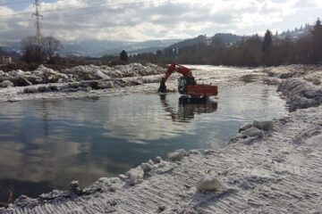 Lucrările de îndepărtare a podurilor de gheață de la confluența râurilor Dorna și Bistrița