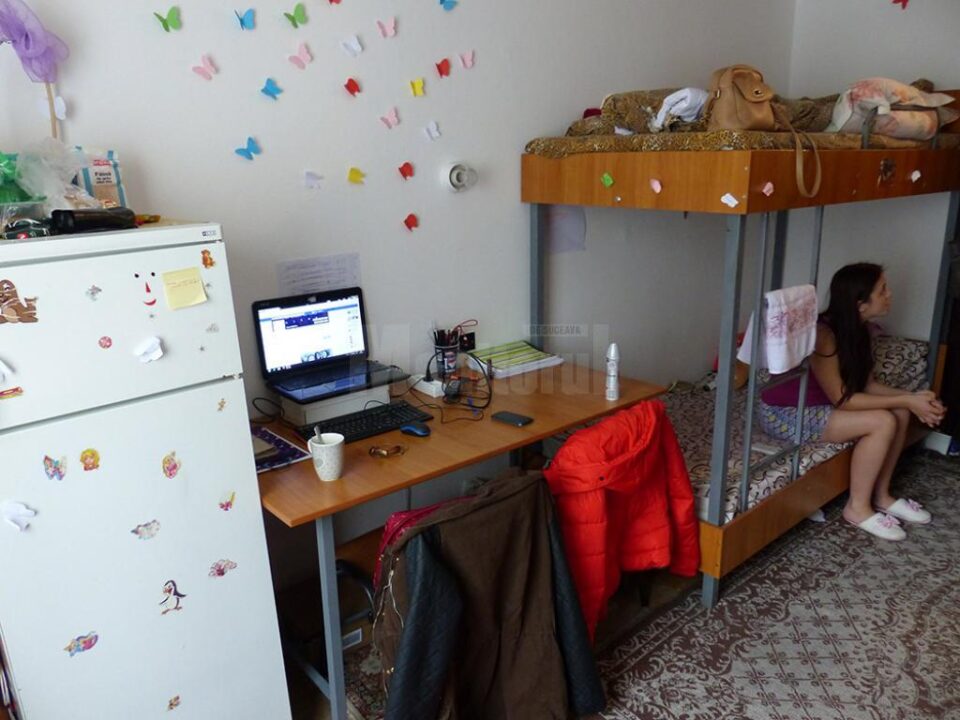 Studentele stau câte patru în cameră
