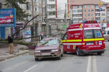 Doua ambulanțe i-au preluat pe răniți de la locul accidentului, iar traficul a fost blocat o perioadă pe doua benzi