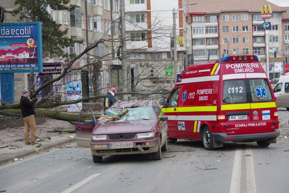 Doua ambulanțe i-au preluat pe răniți de la locul accidentului, iar traficul a fost blocat o perioadă pe doua benzi